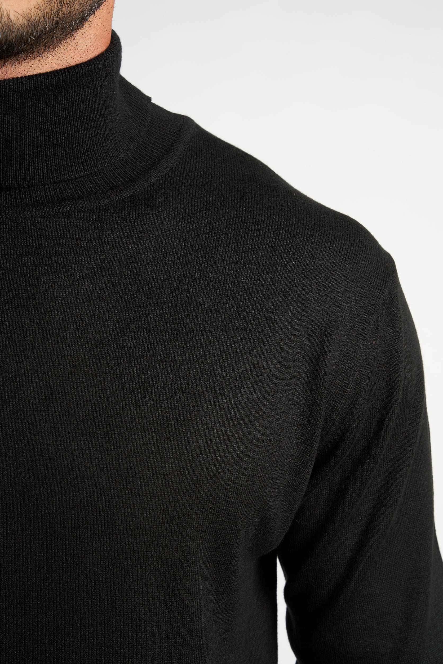Black Rounded-Neck Pullover